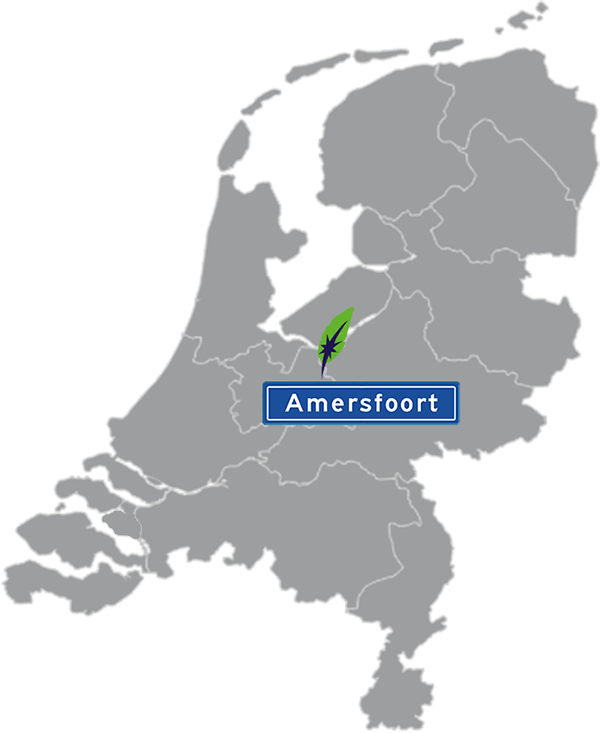 Grijze kaart van Nederland met Amersfoort aangegeven voor maatwerk taalcursus Spaans zakelijk - blauw plaatsnaambord met witte letters en Dagnall veer - transparante achtergrond - 600 * 733 pixels